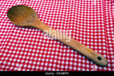 Holzlöffel hautnah auf einem roten und weißen Tischdecke Stockfoto