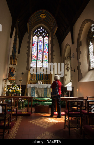 Eine Frau im Pantoffel Kapelle Schrein von Houghton St. Giles in der Nähe von Little Walsingham in Norfolk, England. Stockfoto