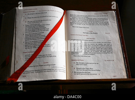 Ordnungsgemäßen des Heiligen Buches angezeigt in der Pantoffel-Kapelle-Schrein in Houghton St. Giles in der Nähe von Little Walsingham in Norfolk, England. Stockfoto