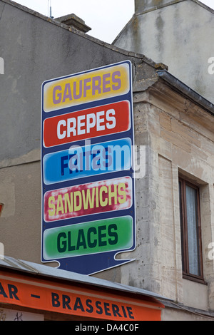 Zeichen-Werbung-Fast-Food in Arromanches Normandie Frankreich EU Stockfoto