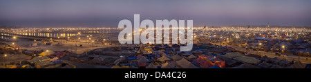 Campingplatz in der Nacht auf der Kumbh Mela 2013 in Allahabad, Indien Stockfoto