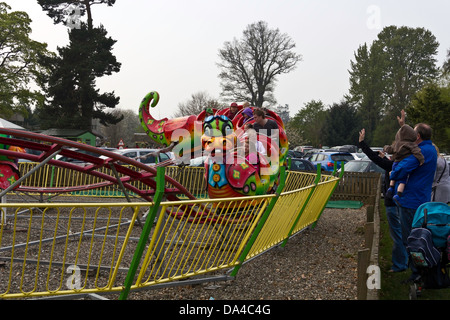 Ein Drachen zu reiten mit Kindern drin im Blair Drummond Safari Park in der Nähe von Stirling. Dies ist eine Fahrt für kleine Kinder. Stockfoto