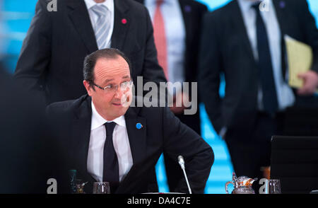 Berlin, Deutschland. 3. Juli 2013. Der französische Präsident Francois Hollande kommt für eine Konferenz der Staats-und Regierungschefs über den Kampf gegen Masse Jugendarbeitslosigkeit in Europa am 3. Juli 2013 in der Staatskanzlei in Berlin. Bundeskanzlerin Angela Merkel Gastgeber europäischen Staats-und Regierungschefs himmelhohen Jugendarbeitslosigkeit zu bekämpfen, während Kritiker es kostenlos ist ein Wahljahr Show-Event, die darauf abzielt, das Bild des Kontinents Sparmaßnahmen Champion zu erweichen. : Bildnachweis JOHANNES EISELE/Dpa: Dpa picture-Alliance/Alamy Live News Stockfoto