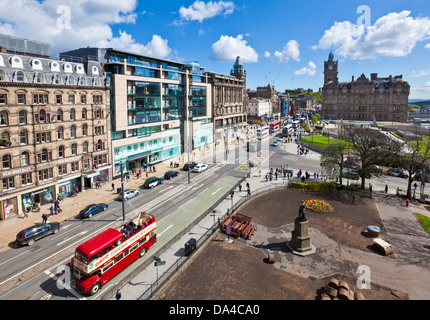 Ansicht des hohen Verkehrsaufkommens in der Princes Street Blick in Richtung Stadtzentrum von Calton Hill Edinburgh Edinburgh Midlothian Schottland UK GB Stockfoto