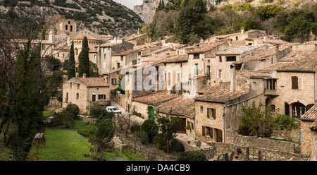 Alte Häuser auf dem Hügel oben Dorf Saint Guilhem le Desert Hérault Languedoc-Roussillon Frankreich Stockfoto