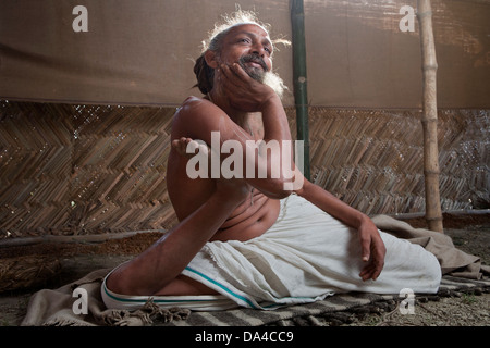 Porträt eines heiligen Mann/Yogi auf der Kumbh Mela 2013 in Allahabad, Indien Stockfoto