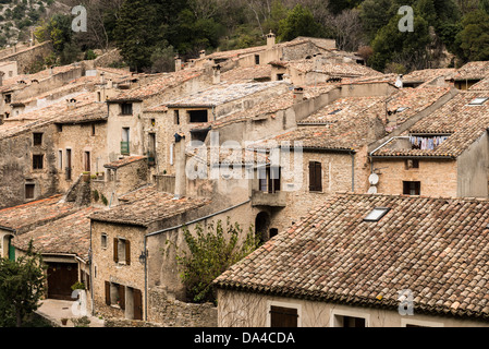 Alte Häuser auf dem Hügel oben Dorf Saint Guilhem le Desert Hérault Languedoc-Roussillon Frankreich Stockfoto