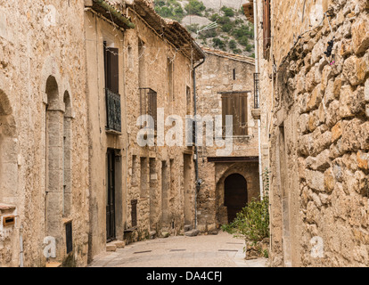 Alte Häuser auf dem Hügel oben Dorf Saint Guilhem le Desert Hérault Languedoc-Roussillon Frankreich Stockfoto