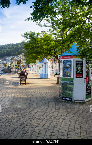 Dartmouth, Devon, England. 1. Juli 2013. Dartmouth Promenade mit seine Kioske und Werbung. Stockfoto