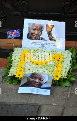 Johannesburg, Südafrika. 3. Juli 2013. Mitglieder der Öffentlichkeit zu sammeln vor Nelson Mandela Haus in Houghton, Johannesburg. Menschen verlassen gut Wünsche für den ehemaligen südafrikanischen Präsidenten, die in einem Krankenhaus von Pretoria mit einer wiederkehrenden Lungenerkrankung ist. Bildnachweis: Jonny White/Alamy Live-Nachrichten Stockfoto