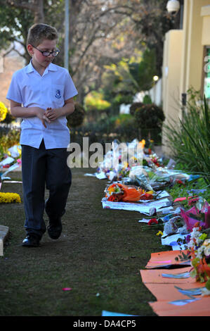 Johannesburg, Südafrika. 3. Juli 2013. Mitglieder der Öffentlichkeit zu sammeln vor Nelson Mandela Haus in Houghton, Johannesburg. Menschen verlassen gut Wünsche für den ehemaligen südafrikanischen Präsidenten, die in einem Krankenhaus von Pretoria mit einer wiederkehrenden Lungenerkrankung ist. Bildnachweis: Jonny White/Alamy Live-Nachrichten Stockfoto