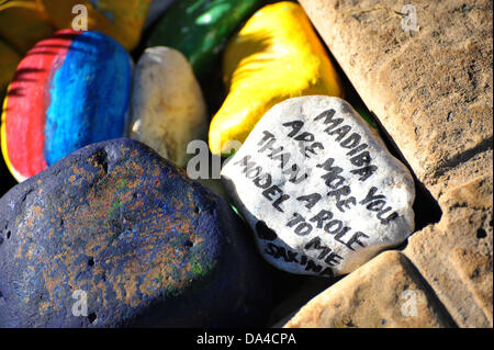 Johannesburg, Südafrika. 3. Juli 2013. Mitglieder der Öffentlichkeit zu sammeln vor Nelson Mandela Haus in Houghton, Johannesburg. Menschen verlassen gut Wünsche für den ehemaligen südafrikanischen Präsidenten, die in einem Krankenhaus von Pretoria mit einer wiederkehrenden Lungenerkrankung ist. Bildnachweis: Jonny White/Alamy Live-Nachrichten Stockfoto