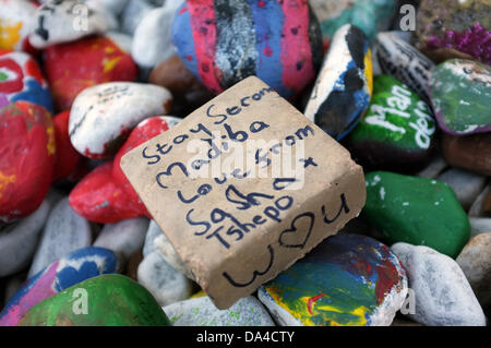 Johannesburg, Südafrika. 3. Juli 2013. Mitglieder der Öffentlichkeit zu sammeln vor Nelson Mandela Haus in Houghton, Johannesburg. Menschen verlassen gut Wünsche für den ehemaligen südafrikanischen Präsidenten, die in einem Krankenhaus von Pretoria mit einer wiederkehrenden Lungenerkrankung ist. Bildnachweis: Jonny White/Alamy Live-Nachrichten Stockfoto