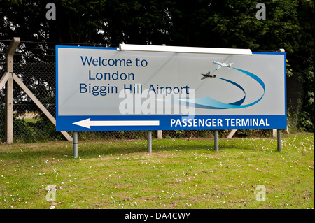 Ortseingangsschild nach London Biggin Hill Airport, Kent, UK Stockfoto