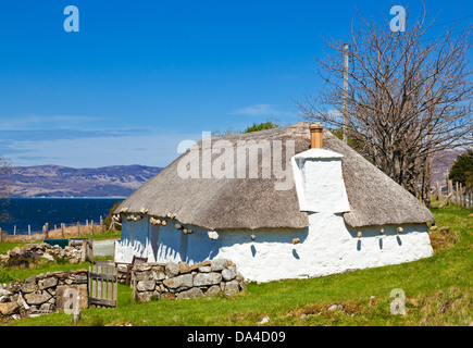 Altmodische traditionellen Reetdach-Ferienhaus auf der Isle Of Skye, Highlands und Inseln Schottland Großbritannien GB EU Europa Stockfoto