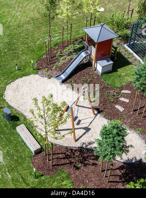Innenhof mit Garten und Kinderspielplatz auf dem Gelände einer Luxus-Wohnanlage Stockfoto