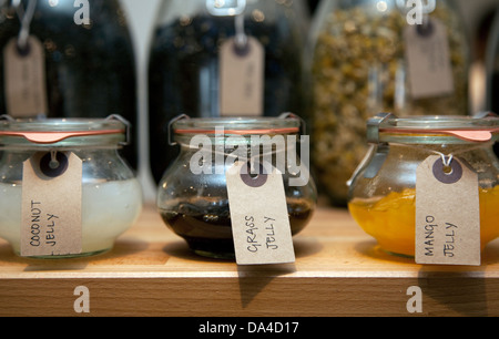 Brauen Sie Box-Bubble-Tee-Shop, Islington, London - Zutaten in Vorratsdosen Stockfoto