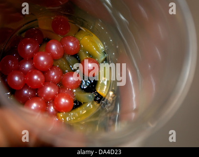 Box-Bubble Tea Shop, Islington, London - Zutaten einschließlich Erdbeer Boba Bubble Tee zu brauen Stockfoto