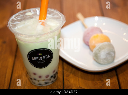 Box-Bubble Tea Shop, Islington, London - zu brauen, Melone Geschmack Luftblasentee und Eis Stockfoto