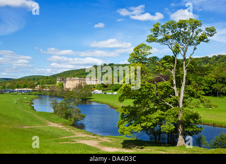 Chatsworth House Park mit River Derwent Park und Wäldern Derbyshire, England, Großbritannien, GB Europa Stockfoto