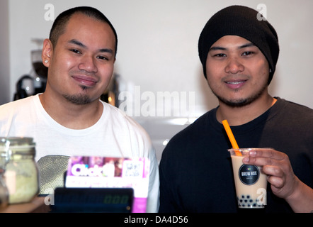 Brauen Box Luftblase Tee-Shop, Islington, London - Mitbegründer Albert Yanit (L) und Erickson Payumo (R) Stockfoto