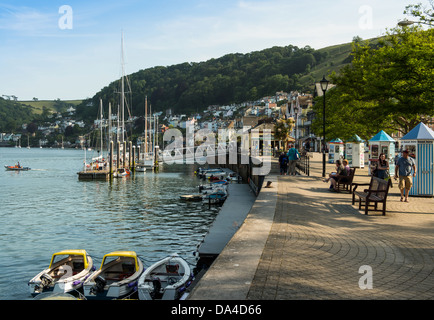 Dartmouth, Devon, England. 1. Juli 2013. Dartmouth Promenade und dem Fluss Dart mit Kiosken und Boote. Stockfoto