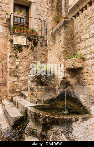 Wasser-Brunnen in der Hill top Dorf Saint Guilhem le Desert Hérault Languedoc-Roussillon Frankreich Stockfoto