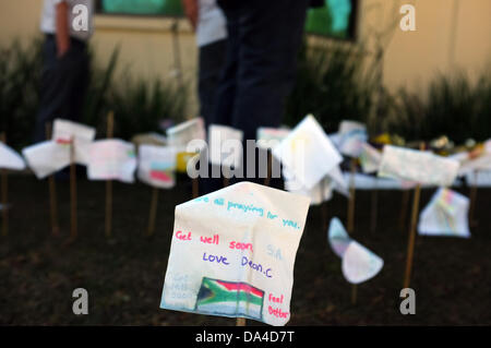 Johannesburg, Südafrika. 3. Juli 2013. Mitglieder der Öffentlichkeit zu sammeln vor Nelson Mandela Haus in Houghton, Johannesburg. Menschen verlassen gut Wünsche für den ehemaligen südafrikanischen Präsidenten, die in einem Krankenhaus von Pretoria mit einer wiederkehrenden Lungenerkrankung ist. Bildnachweis: Jonny White/Alamy Live-Nachrichten Stockfoto