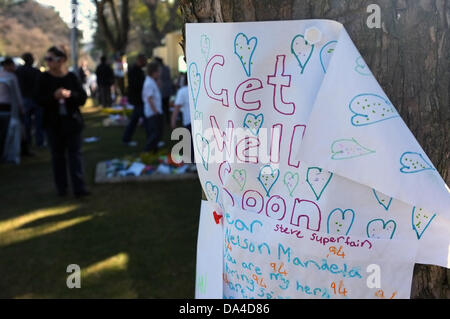 Johannesburg, Südafrika. 3. Juli 2013. Mitglieder der Öffentlichkeit zu sammeln vor Nelson Mandela Haus in Houghton, Johannesburg. Menschen verlassen gut Wünsche für den ehemaligen südafrikanischen Präsidenten, die in einem Krankenhaus von Pretoria mit einer wiederkehrenden Lungenerkrankung ist. Stockfoto