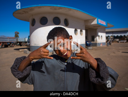 Junge stand vor einer Tankstelle durch Carlo Marchi und Carlo Montalbetti, Asmara, Eritrea Stockfoto