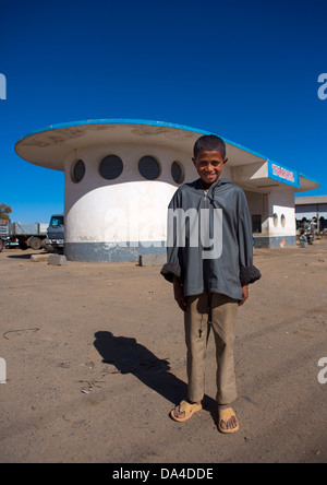 Junge stand vor einer Tankstelle durch Carlo Marchi und Carlo Montalbetti, Asmara, Eritrea Stockfoto