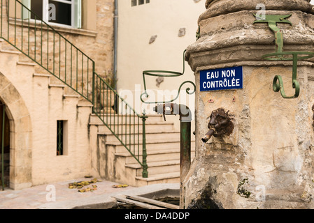 Tab auf dem Dorfplatz in St Jean de Fos, Hérault, Languedoc-Roussillon, Frankreich Stockfoto