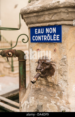 Tab auf dem Dorfplatz in St Jean de Fos, Hérault, Languedoc-Roussillon, Frankreich Stockfoto