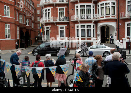 London, UK. 3. Juli 2013. Eine kleine Gruppe von Wikileaks-Gründer Assange Anhänger halten eine Straßenfest vor der ecuadorianischen Botschaft zu seinem 42. Geburtstag zu feiern. Bildnachweis: Pete Maclaine/Alamy Live-Nachrichten Stockfoto