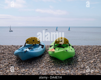 Zwei Surfski Kanus auf den Strand, Bier, Devon, UK 2013 Stockfoto