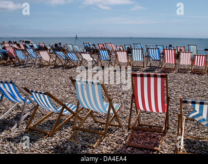 Reihen von Liegestühlen auf der Strandpromenade, Bier, Devon, UK 2013 Stockfoto