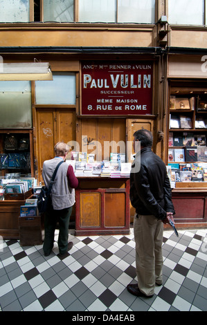 Paul Vulin Buchhandlung in der Passage Jouffroy, Paris, Frankreich Stockfoto