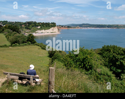 Wanderer entlang der South West Coast Path hielten zum Mittagessen mit Blick über die Bucht nach Bier und Seaton, Devon, UK 2013 Stockfoto