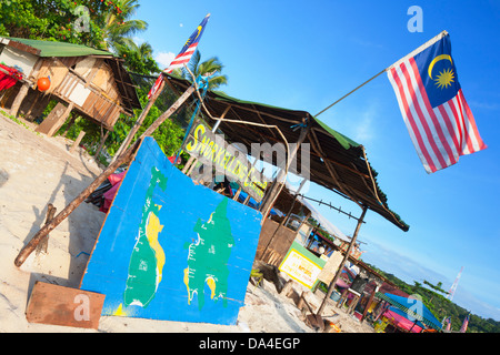 Flagge und Schnorcheln Karte auf Long Beach, Perhentian Inseln, Terengganu, Malaysia Stockfoto