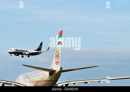 Rückansicht des Etihad Airways Airbus A330 Flugzeug warten für ein Ryanair Boeing 737 am East Midlands Airport landen Stockfoto