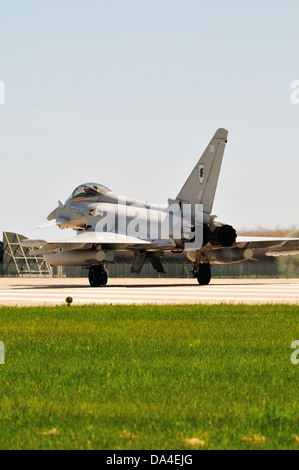 Eurofighter Typhoon-Flugzeuge der 11 Staffel warten darauf, von RAF Coningsby ausziehen Stockfoto