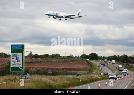 Air Berlin Flugzeug überquert die A45, Coventry Road vor der Landung am Flughafen Birmingham. Die Straße soll verschoben werden. Stockfoto