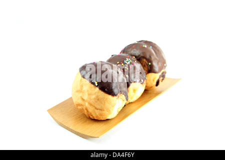 Schokoladen Donuts in der Bambus-Schale auf dem weißen Hintergrund. Stockfoto