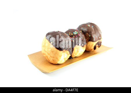 Schokoladen Donuts in der Bambus-Schale auf dem weißen Hintergrund. Stockfoto