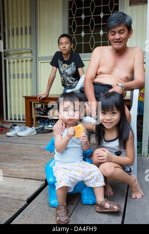 Familie lebt auf Schweißnaht Clan Kai Piers, Georgetown, Penang, Malaysia Stockfoto