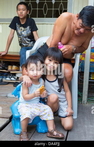 Familie lebt auf Schweißnaht Clan Kai Piers, Georgetown, Penang, Malaysia Stockfoto