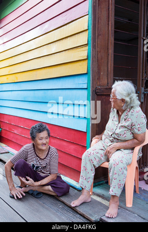 Alte Frauen reden auf Schweißnaht Clan Kai Piers, Georgetown, Penang, Malaysia Stockfoto