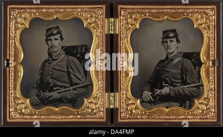 Dieses Foto aus der Library of Congress zeigt zwei nicht identifizierte Soldaten, wahrscheinlich Brüder, in Uniformen, mit Gewehren und Revolvern, die einen Moment aus dem Bürgerkrieg festhalten. Stockfoto