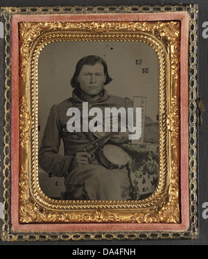 [Thomas Isaiah Booker in konföderierten Uniform mit Colt Navy Revolver, Buch, Blechtrommel Kantine, und Schild mit Jeff Davis und dem Süden!] (ORT) Stockfoto