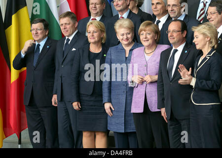 Berlin, Deutschland. 3. Juli 2013. Bundeskanzlerin Angela Merkel (3-R) posiert für ein Gruppenfoto mit Konferenzteilnehmern deutsche Arbeitsministerin Ursula von der Leyen (Fron Zeile R-L), der französische Präsident Francois Hollande, die litauische Staatspräsidentin Dalia Grybauskaite, schwedische Arbeitsminister Hillevi Engstrom und slowakische Ministerpräsident Robert Fico während einer Pressekonferenz im Bundeskanzleramt in Berlin, Deutschland, 3. Juli 2013. Stockfoto